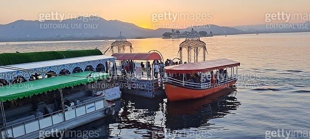 Boats at Lake Pichola Municipal Boat Ride Point 이미지 (1916826582) - 게티이미지뱅크