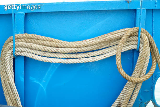 Rope anchored the boat into the harbor.Mooring rope and bollard 이미지 ...