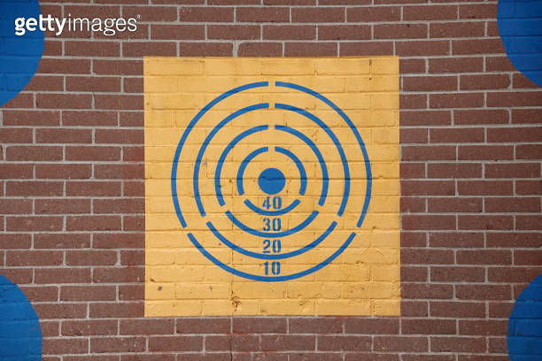 target painted on a brick wall, achieve its goal 이미지 (2153883409) - 게티이미지뱅크