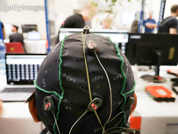 Brain computer interface lab equipments 이미지 (1909252092) - 게티이미지뱅크