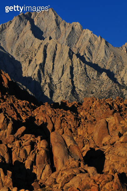 Sunrise Lone Pine Peak and the rock formations of the Alabama Hills 이미지 ...