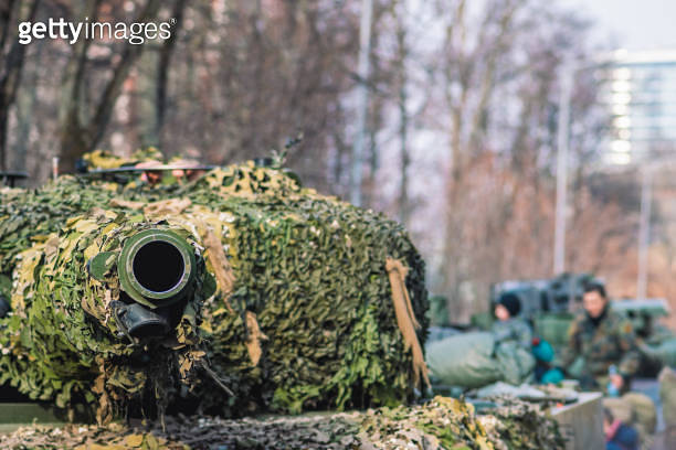 Armoured tank with cannon and camouflage coating 이미지 (2022211521) - 게티이미지뱅크